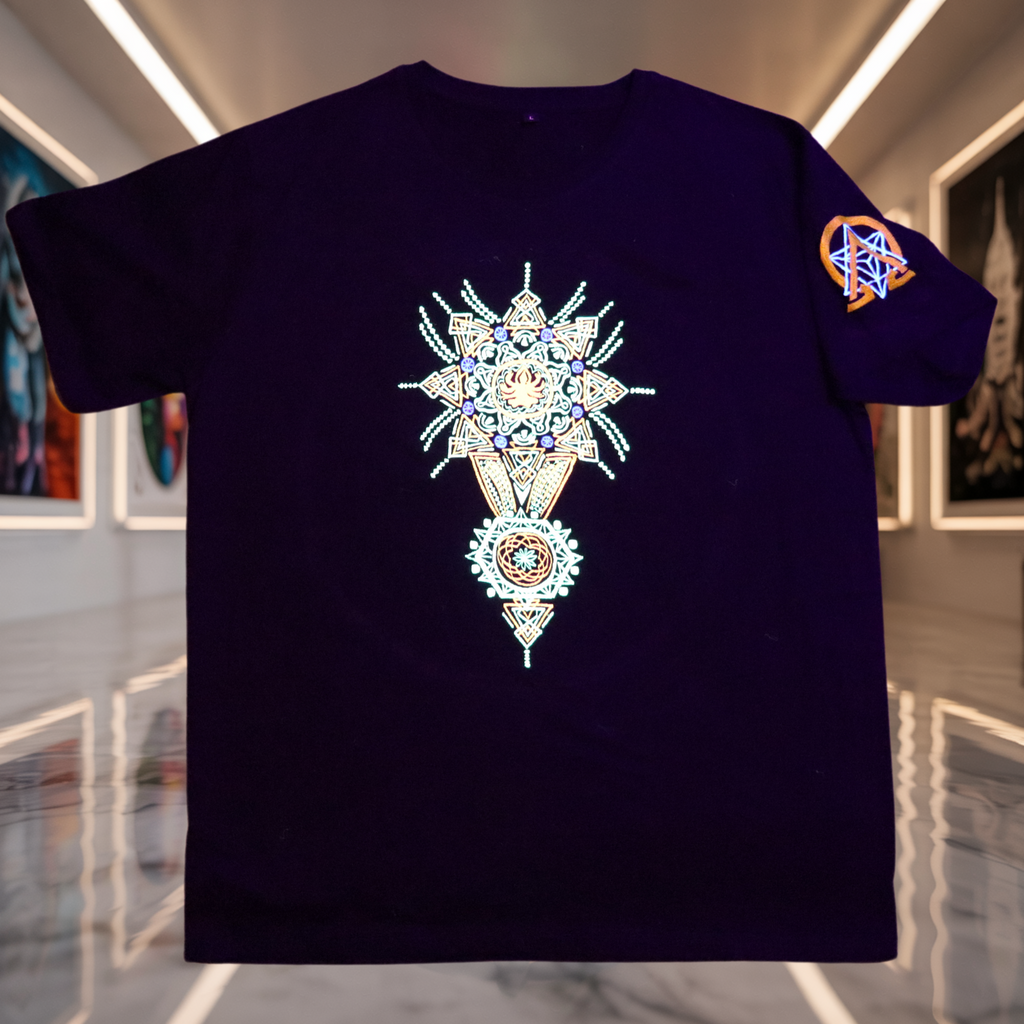 UV-T-Shirt „Totem Glow“ – Detail